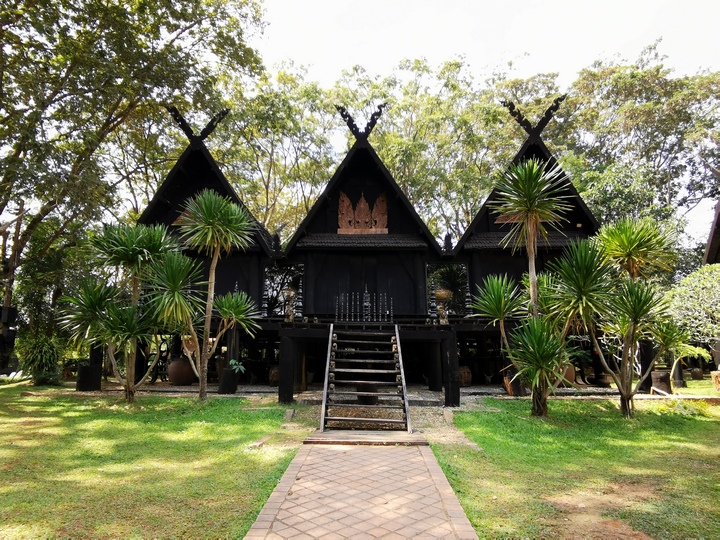 Best Thai Experience Travel Agency Thailand Chiang Mai english speaking guide private tour trip Chiang Rai black house